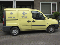908346 Afbeelding van de bestelauto van De Utrechtse PC Klusjesman ('als / smeken / schelden / slaan / niet meer ...
